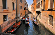 Gondolas on the canal, Venice - Virtual tour
